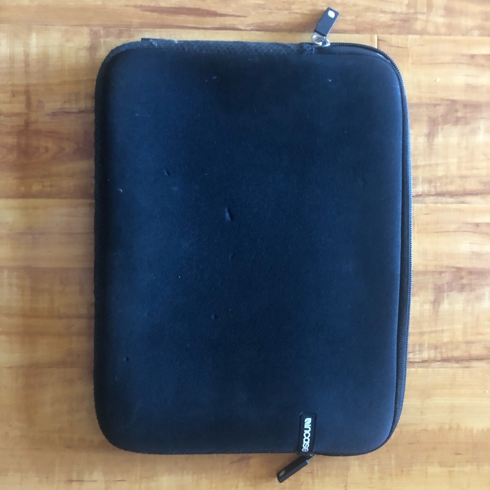 13.5” Incase Black Laptop/Computer Bag - Picture 2 of 2